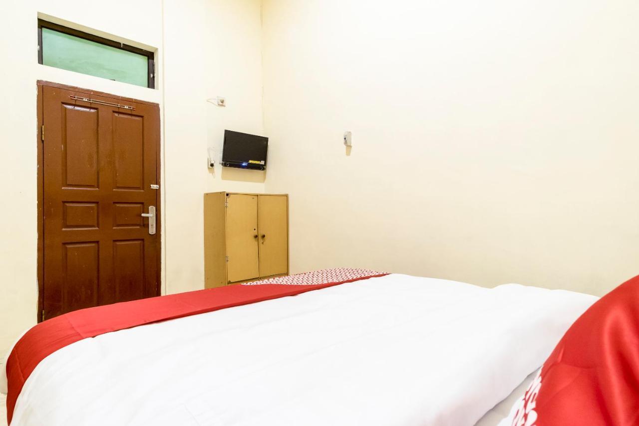 Oyo 723 Penginapan Nia Mandiri Syariah Medan Exterior photo