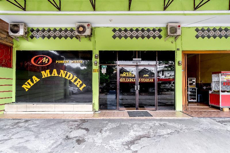 Oyo 723 Penginapan Nia Mandiri Syariah Medan Exterior photo